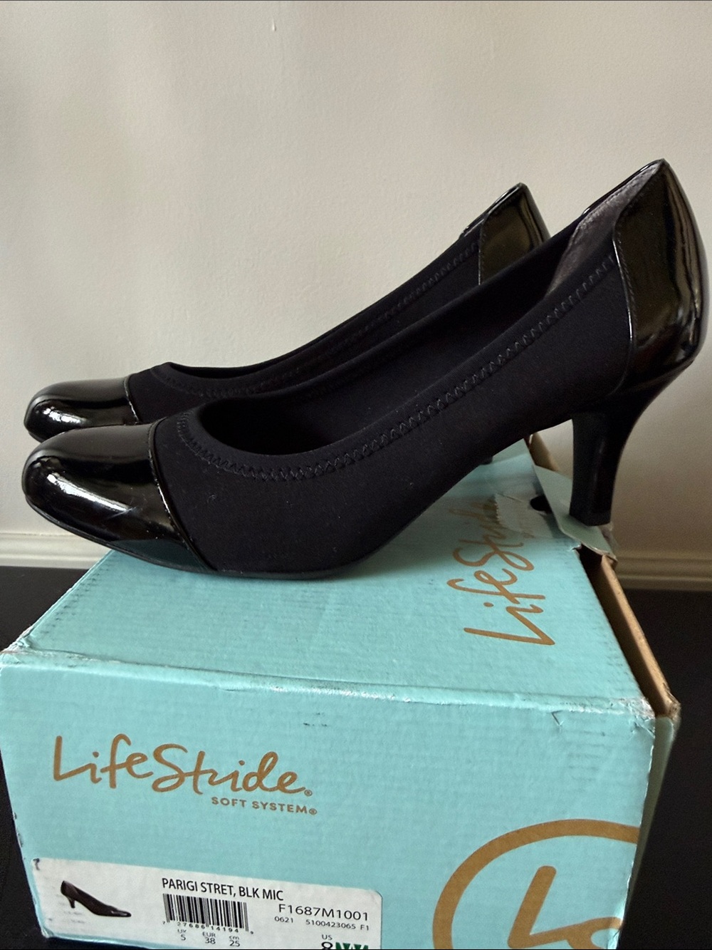 Life Stride Black Patent & Matte Mid Heel Pumps